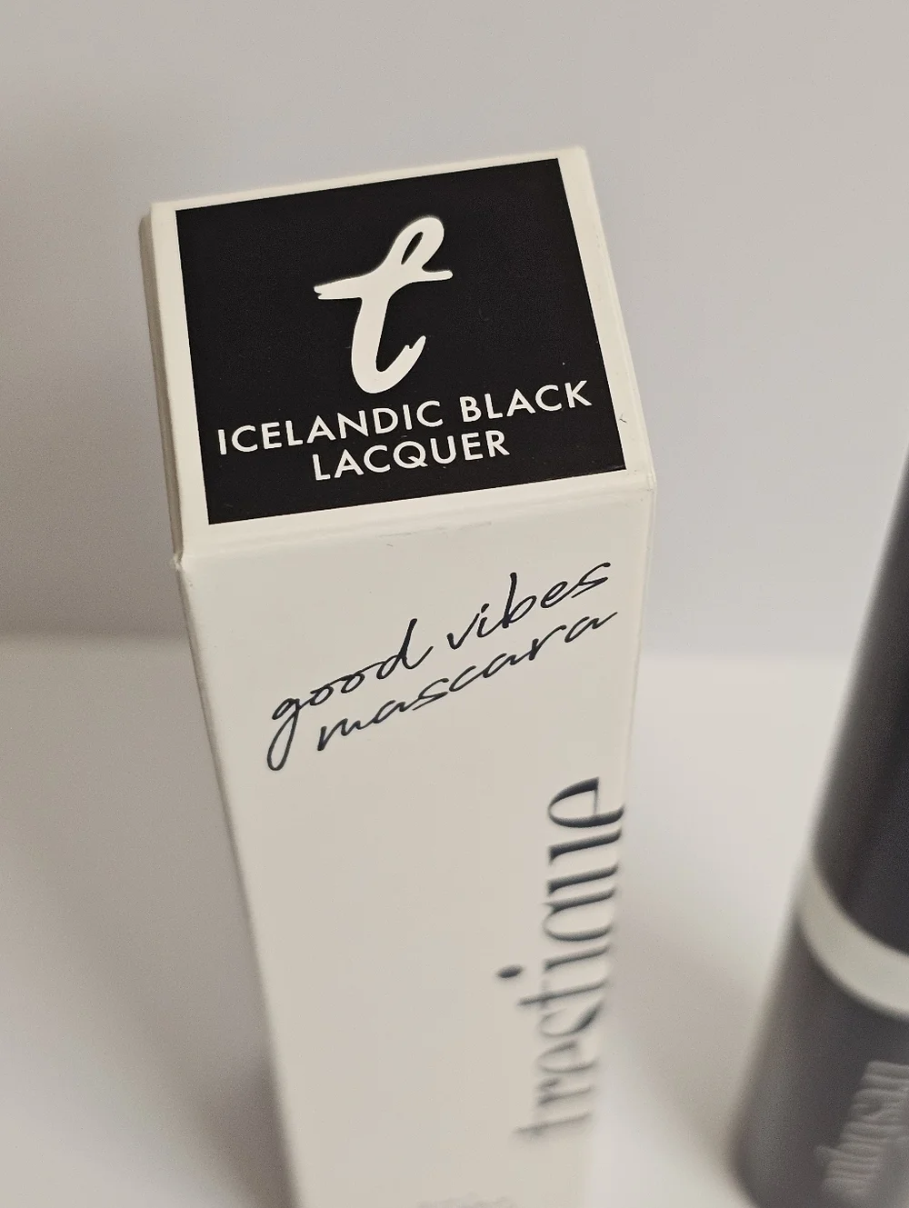 trestique Good Vibes Mascara & built in eyelash curler icelandic black Lacquer
